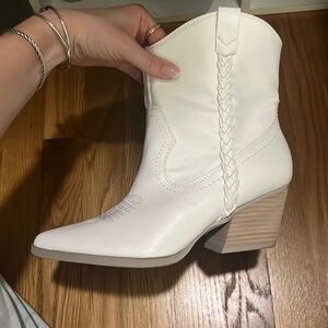 Women’s size 8 cowgirl bootie